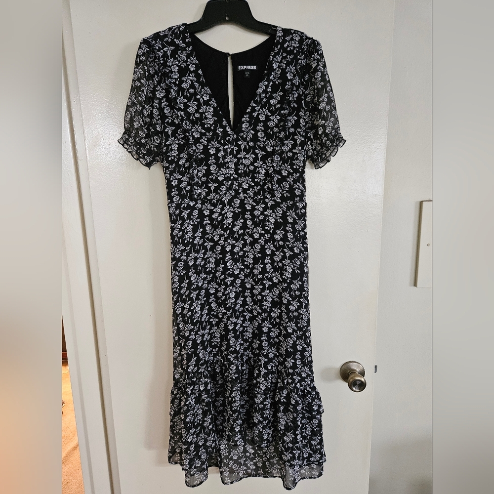 Express Black & White Ditsy Floral Hi-Lo Short Sleeve V-Neck Midi Dress - Size S